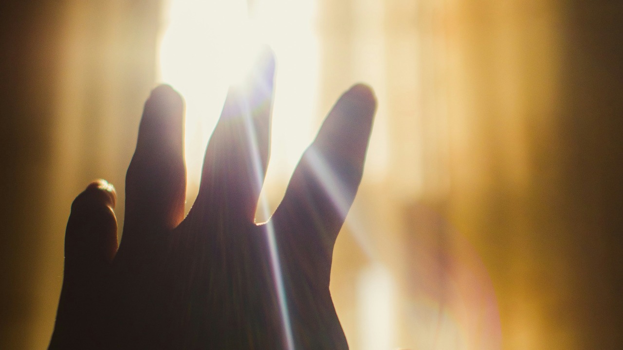 Study claims we emit visible light that vanishes when we die