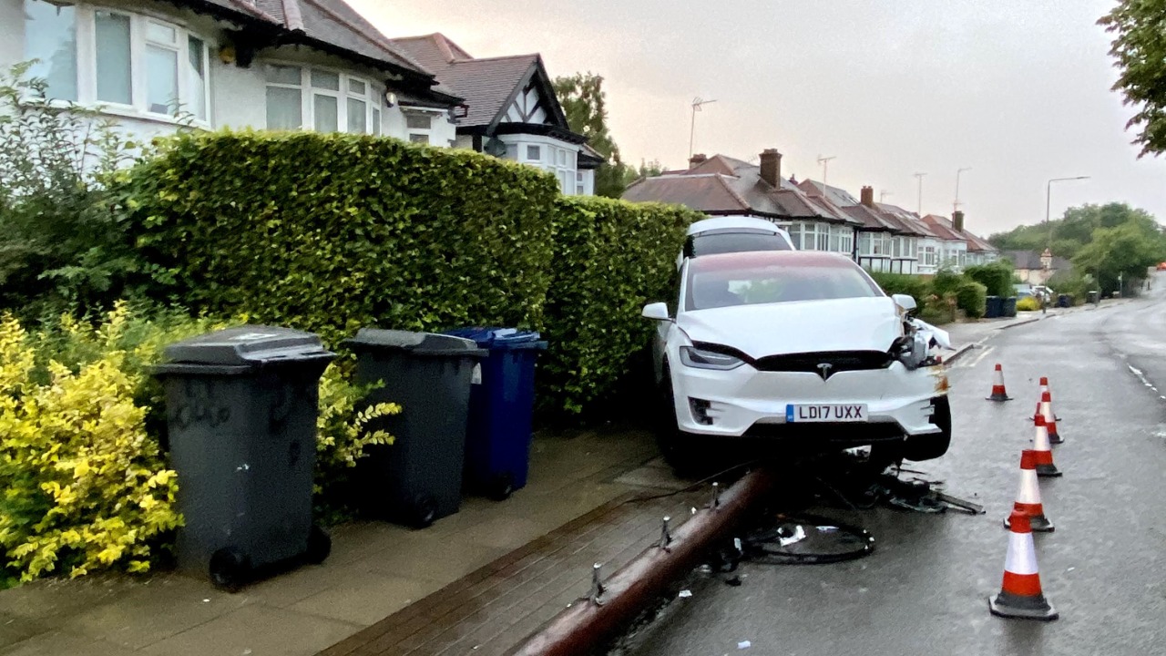 Tesla fan gushes over FSD after it steers his car off a highway