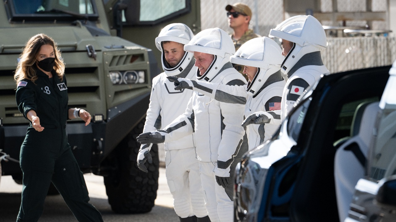 NASA says it’ll bring 4 astronauts home early in a 1st-ever ISS medevac