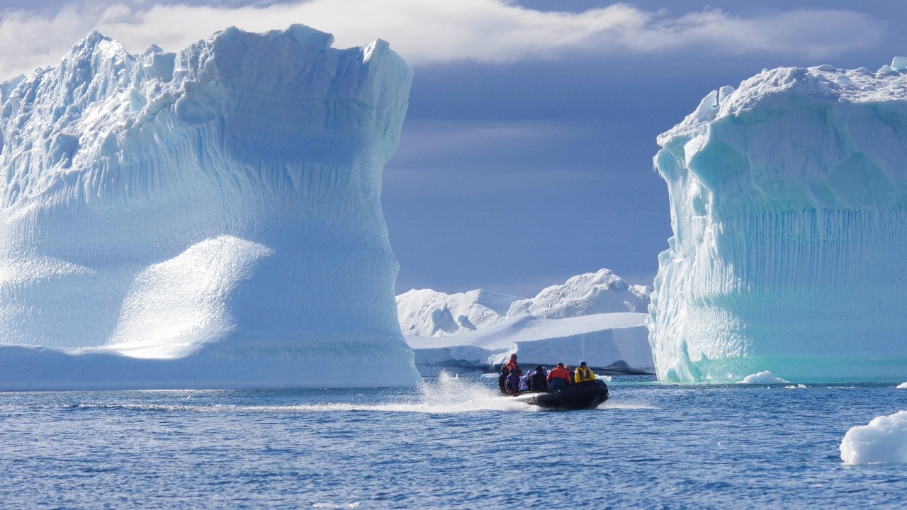 Sub disappears under Antarctic ice after spotting impossible structures