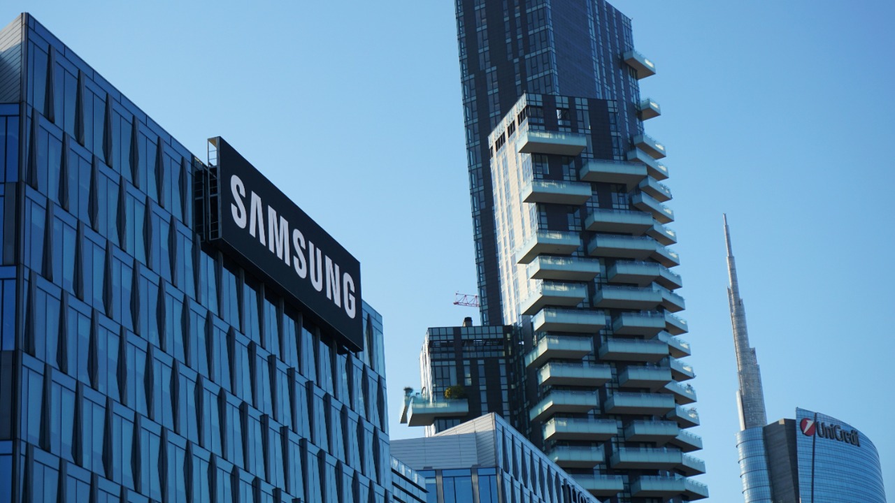 Samsung expects profit surge as AI chips go wild
