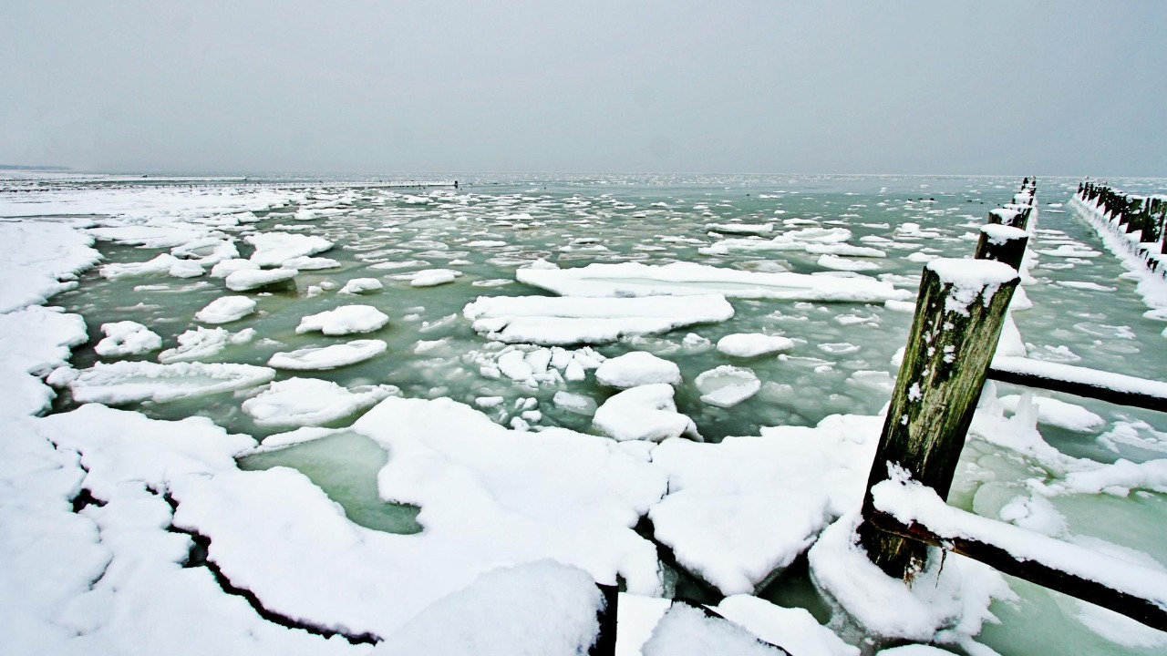 Sub disappears under Antarctic ice after finding structures no one can explain