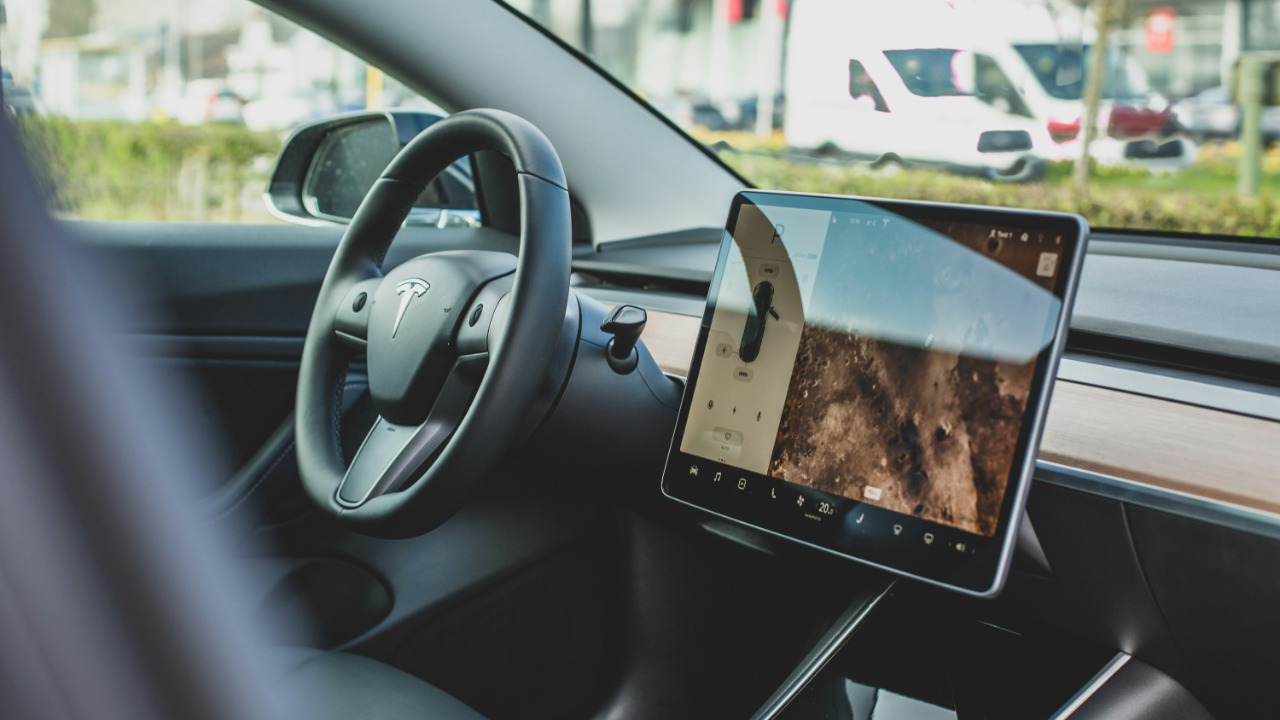 Self driving cars will glow a new color and drivers are clueless