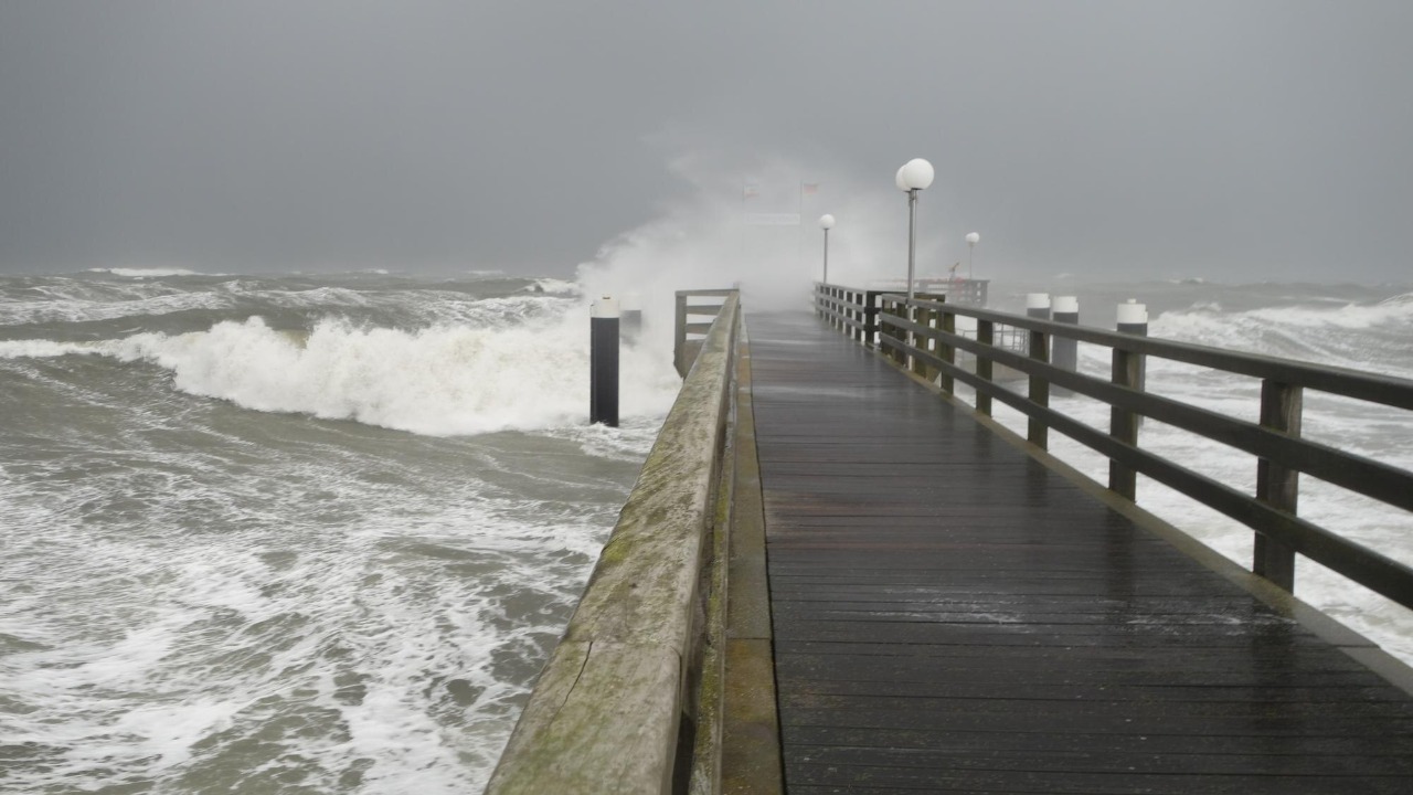 Entire West Coast told to stay off beaches as rare NWS alert spans CA to WA