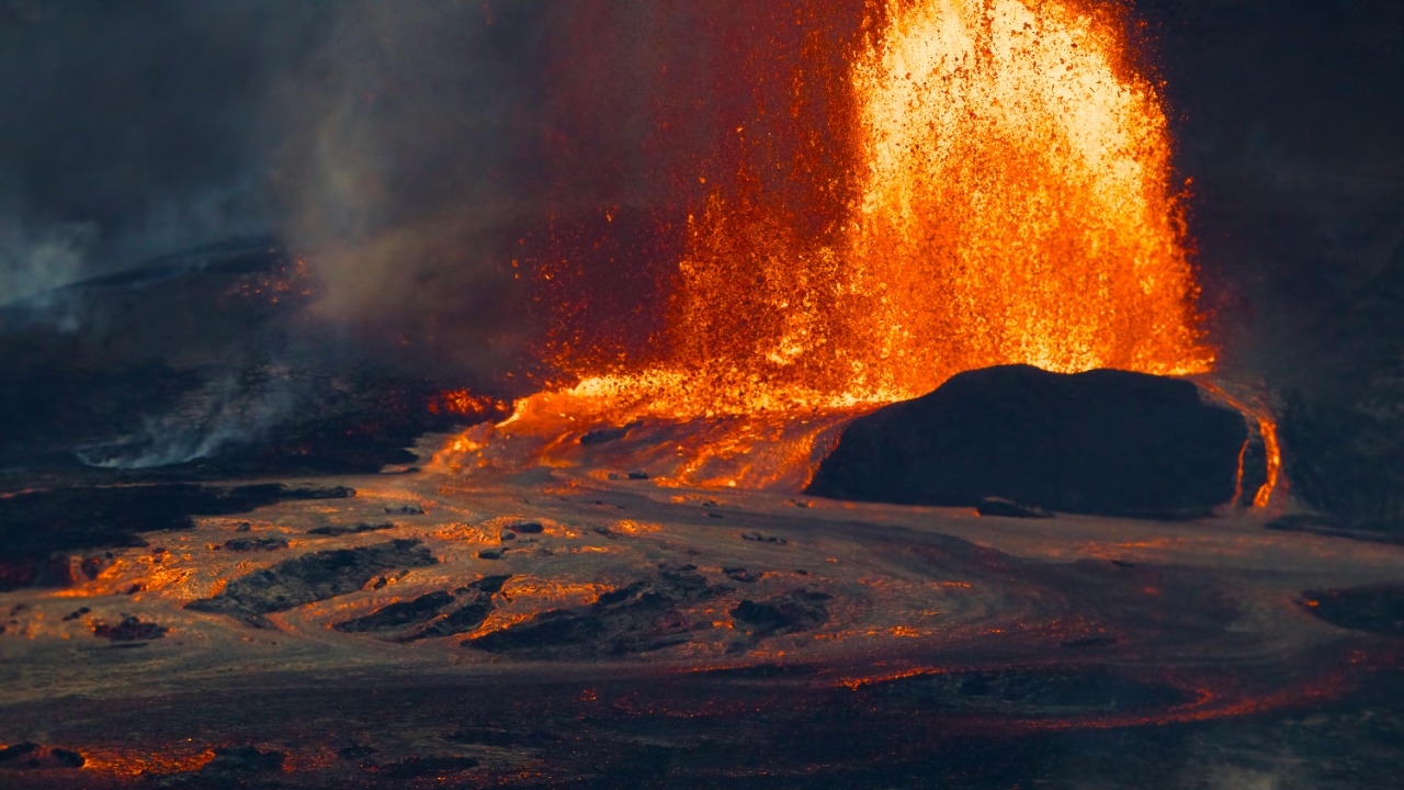 Spectacular lava fountain at Kilauea summit stuns massive crowd