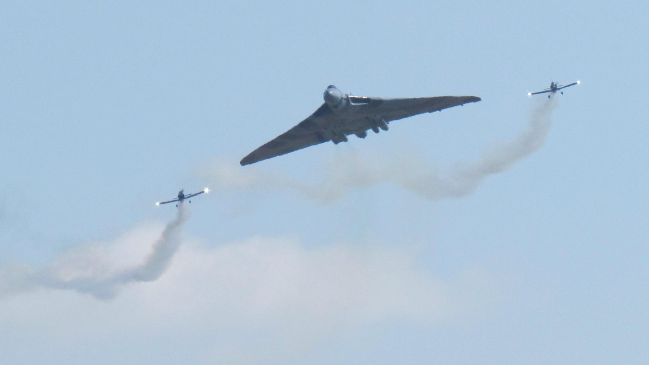 Vulcan XH558’s haunting final flight leaves airshow crowd in stunned silence