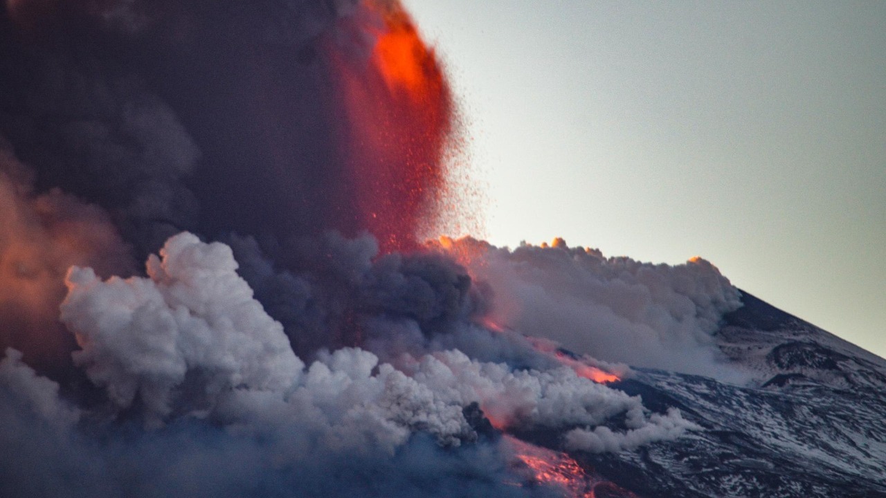 100,000 tons of toxic gas choke Hawaii daily after 10-hour Kīlauea blast, health alert