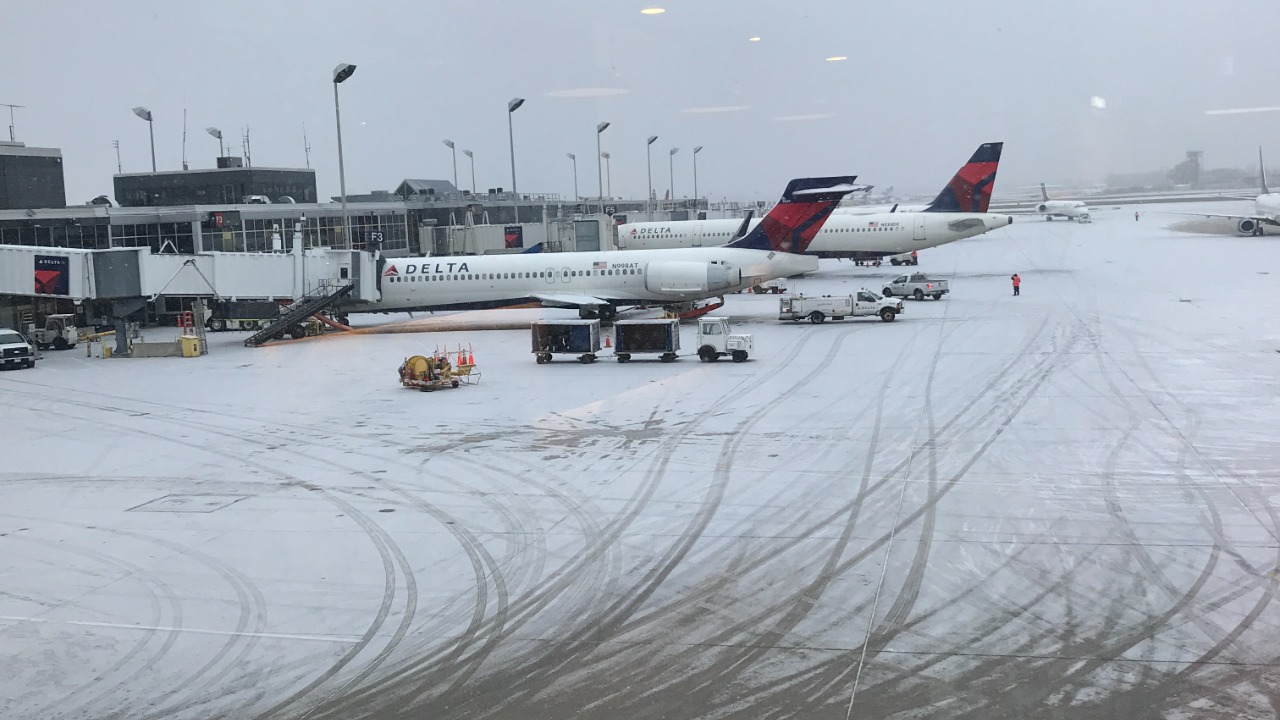 Delta Boeing 717 unleashes massive snow blast at Rochester airport in USA