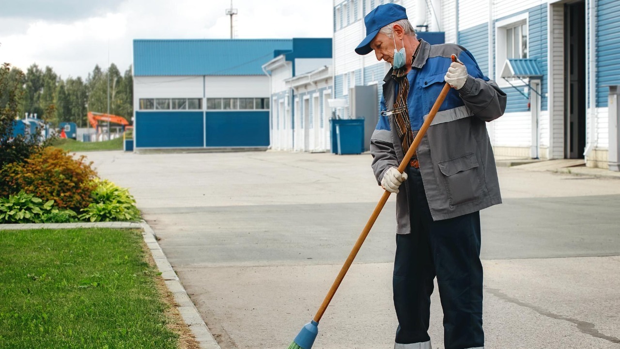 Officials push sweeping ban that will force shoppers to change overnight