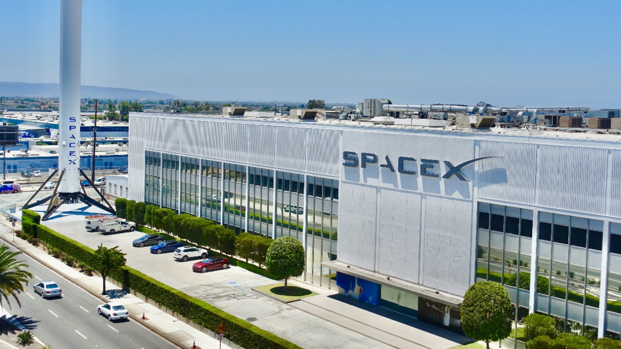 Why Elon Musk is in a frantic race to take SpaceX public