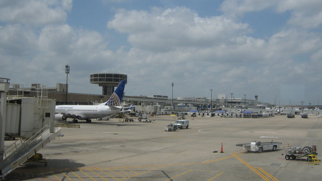 Houston Bush airport debuts new runway radar to stop deadly plane crashes