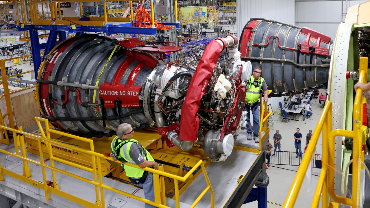 Experts sound alarm there’s something seriously wrong with NASA’s moon rocket