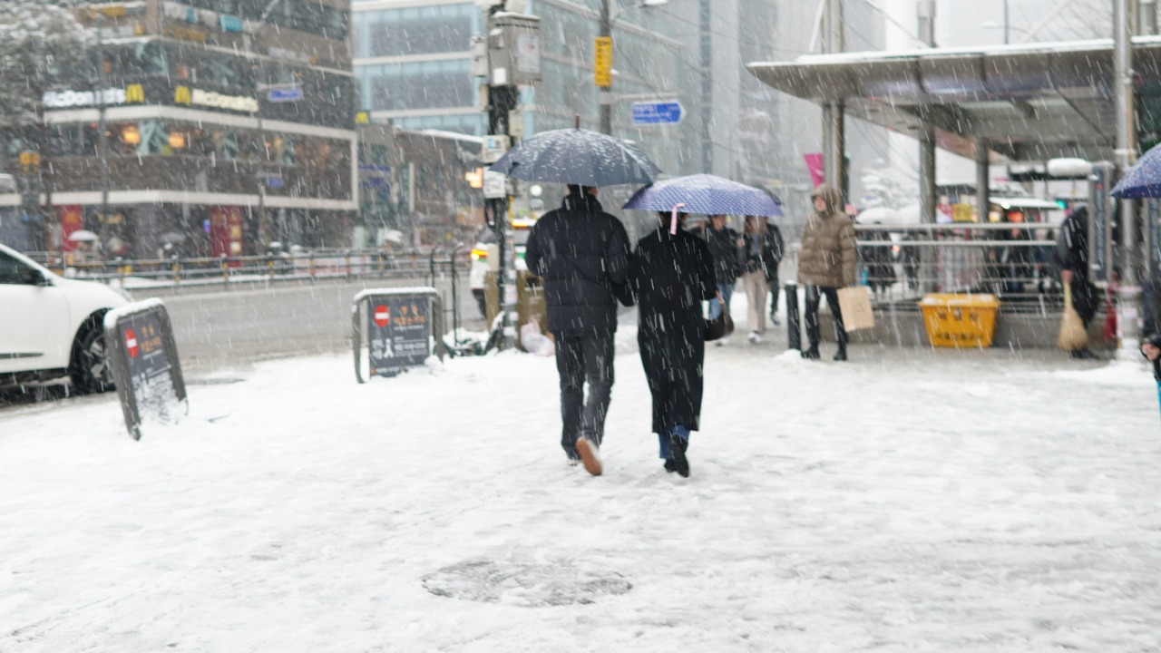 NWS quietly unleashes new AI forecasts as massive winter storm slams US