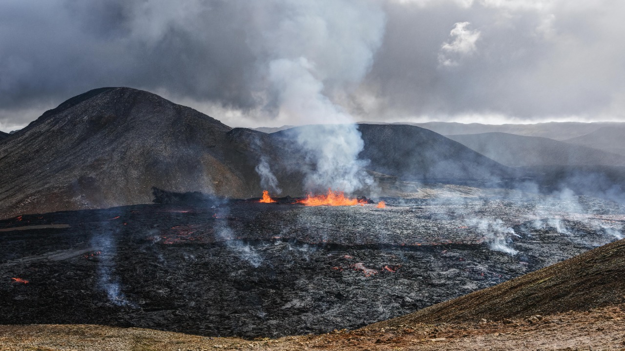Lava & ash roar from erupting Hawaii volcano in apocalyptic display