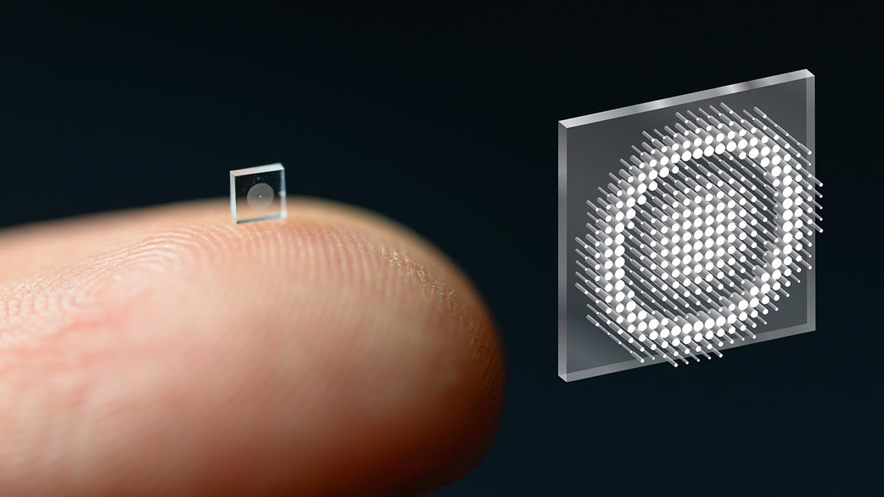 Tiny chip optical booster makes light 100x stronger with almost no energy