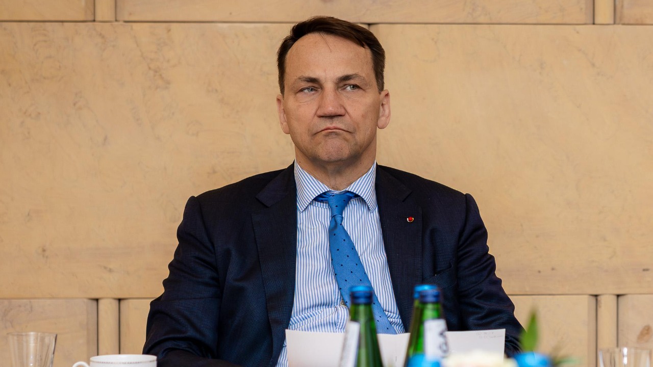 Sikorski begs Musk to cut Russian Starlink as Musk fires back imbecile