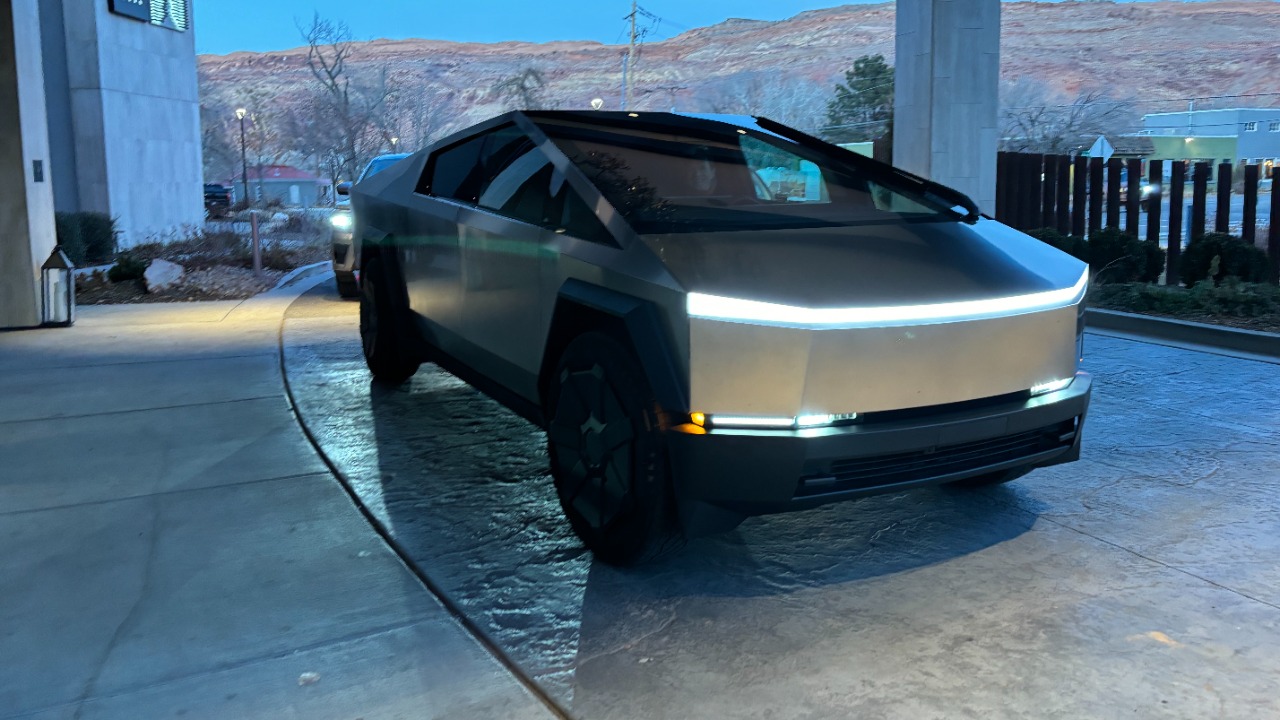 Elon Musk stuns fans with massive Tesla Cybertruck change