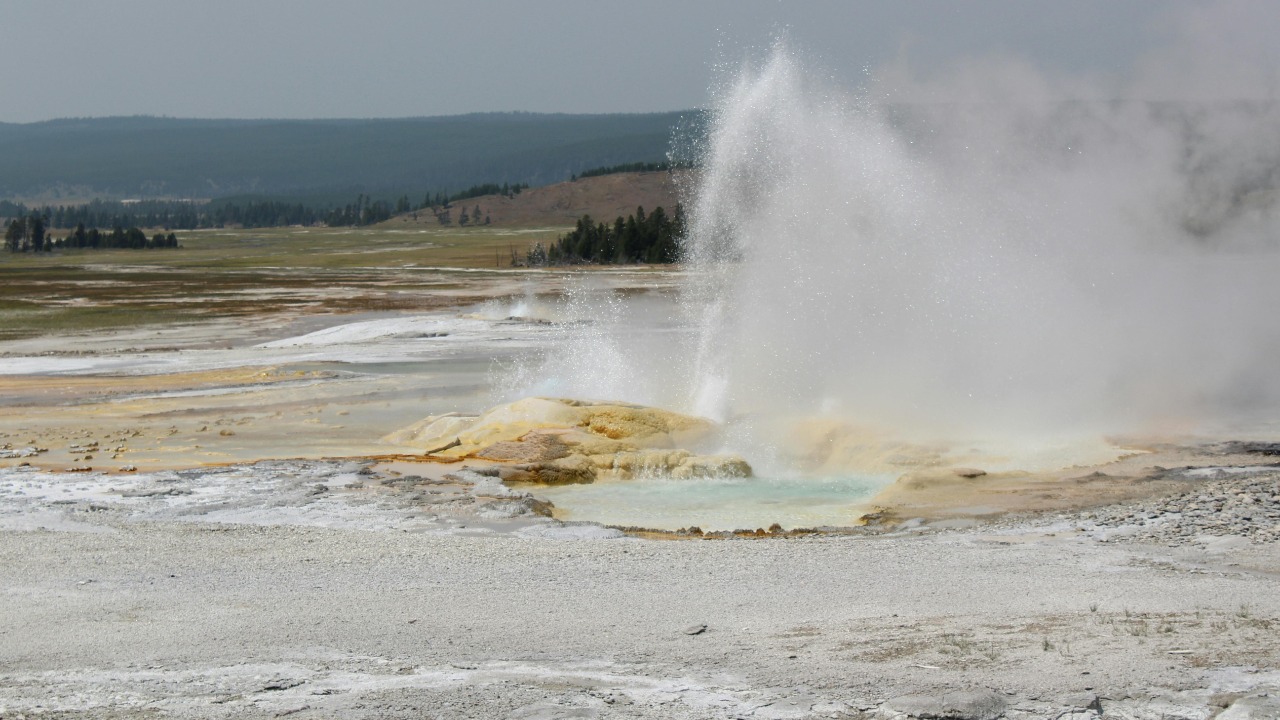Chicago-size bulge swells under Yellowstone volcano and it’s still growing