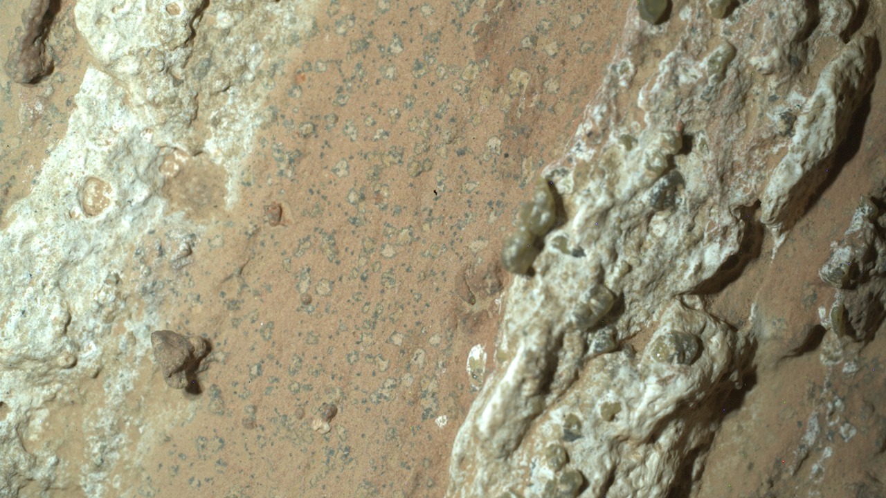 Mars “leopard spots” just popped up, and they resemble life signatures