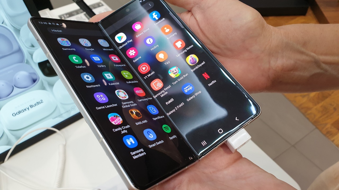 Razr Fold leak suggests Samsung’s Z Fold has a real rival