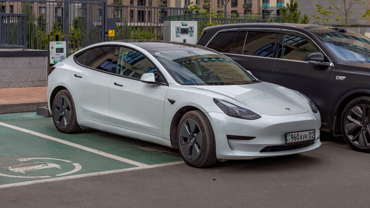 Older Teslas are wearing out in ways owners never saw coming