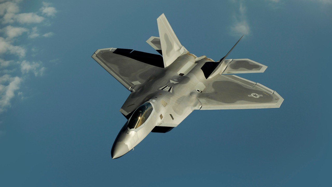 F-22 set to lead America’s 1st AI drone swarms into combat
