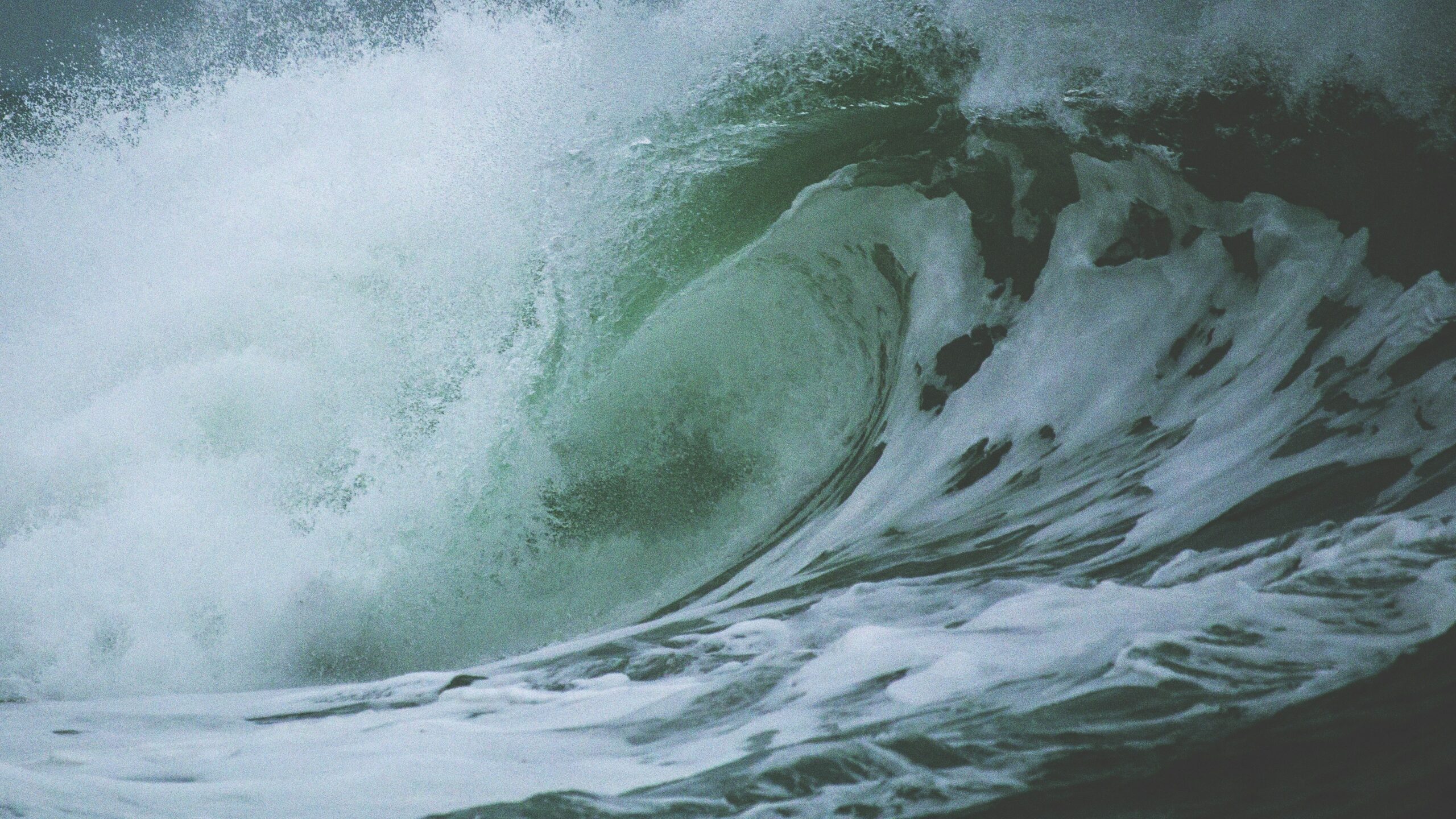 water waves in close up photography