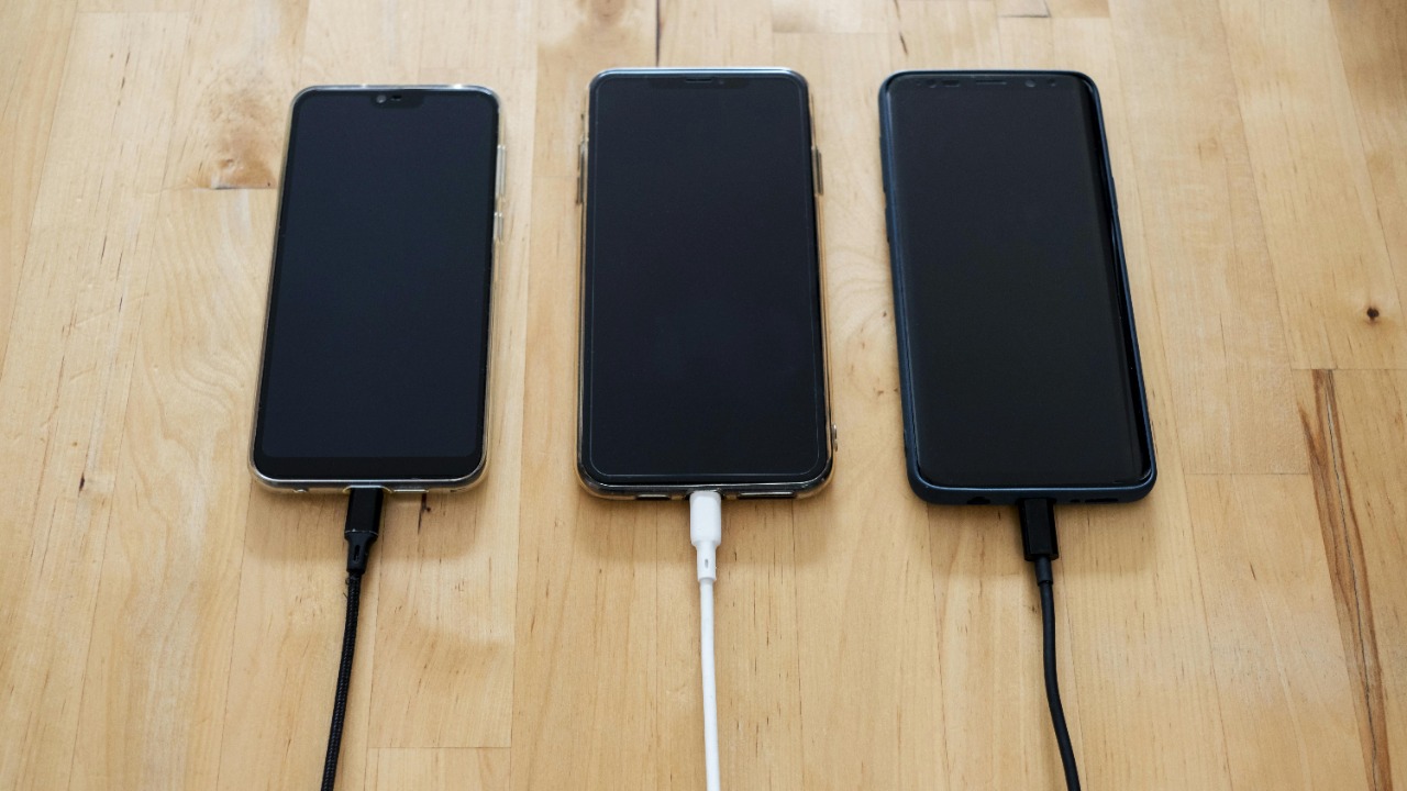 HTRC And Haisito T400 Chargers — Image Credit: Stanley Ng/Pexels