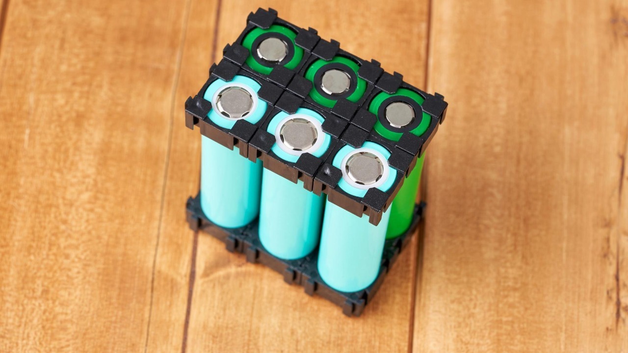 Lithium-free battery smashes voltage limits for ultra-cheap energy storage