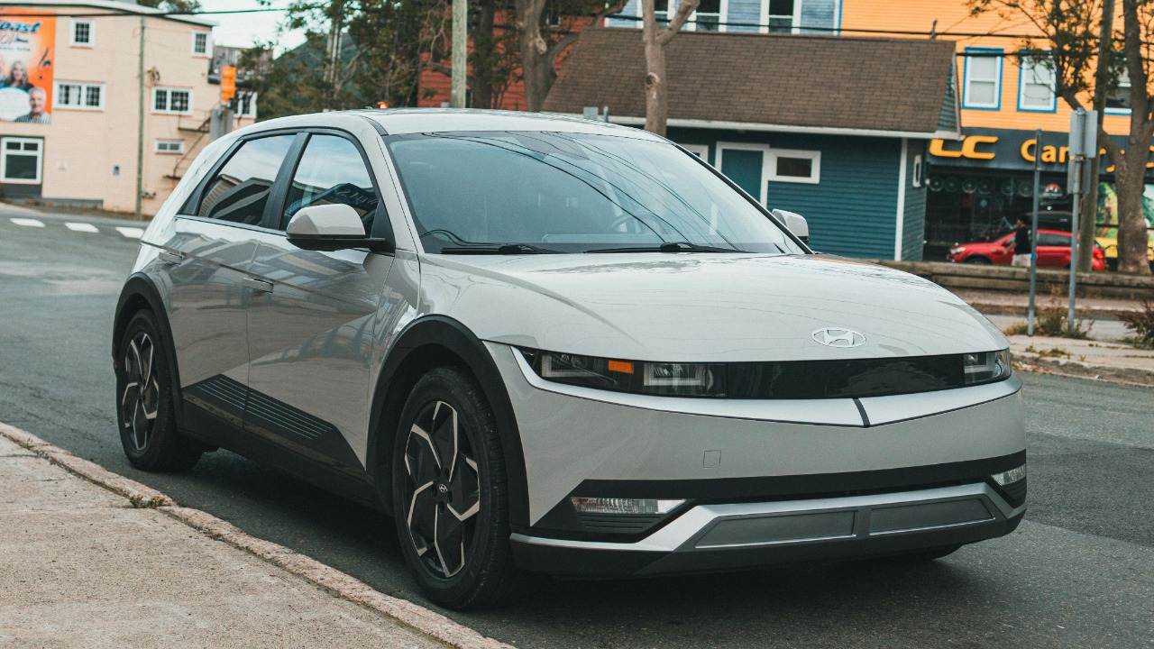 Electric cars are quietly scrubbing city air, and the proof is in