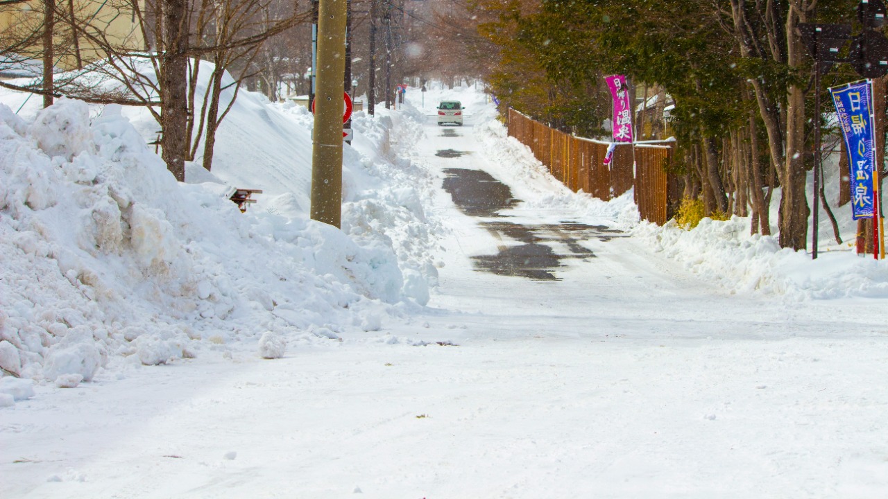 US deep freeze kills dozens and cuts power to thousands