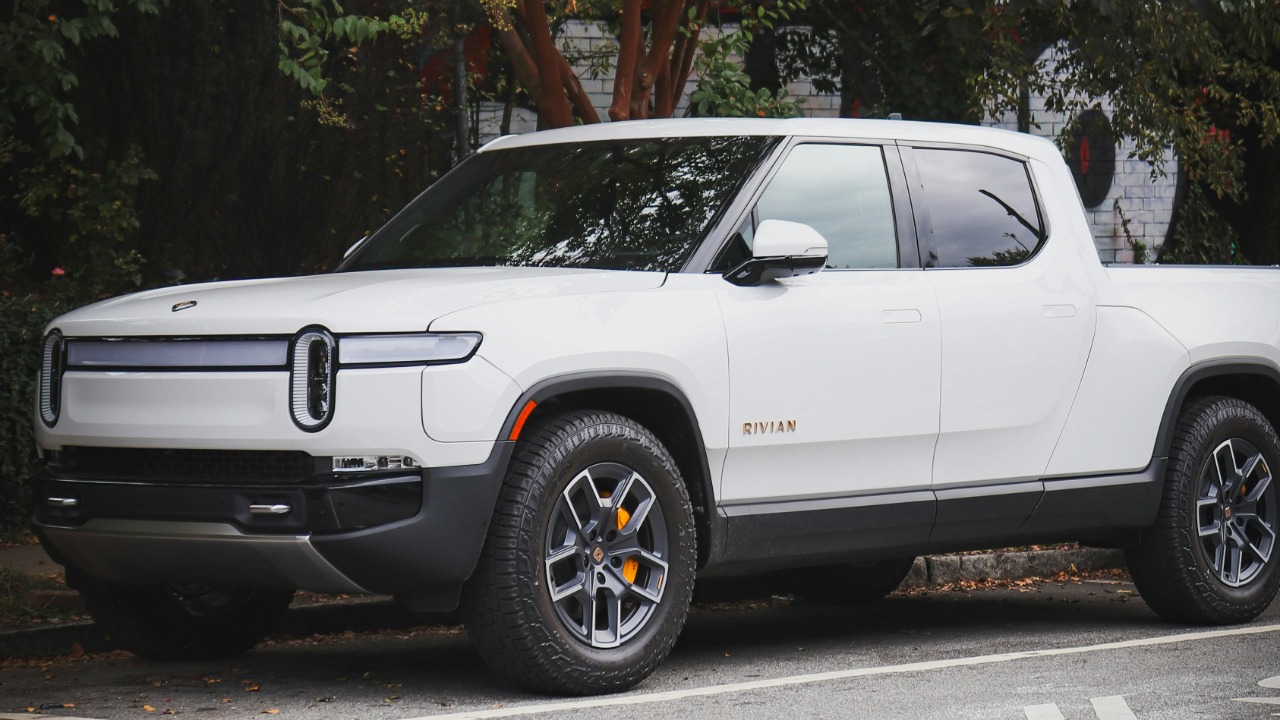 GM’s shocking praise, Tesla shuts lines, and Rivian stock nosedives