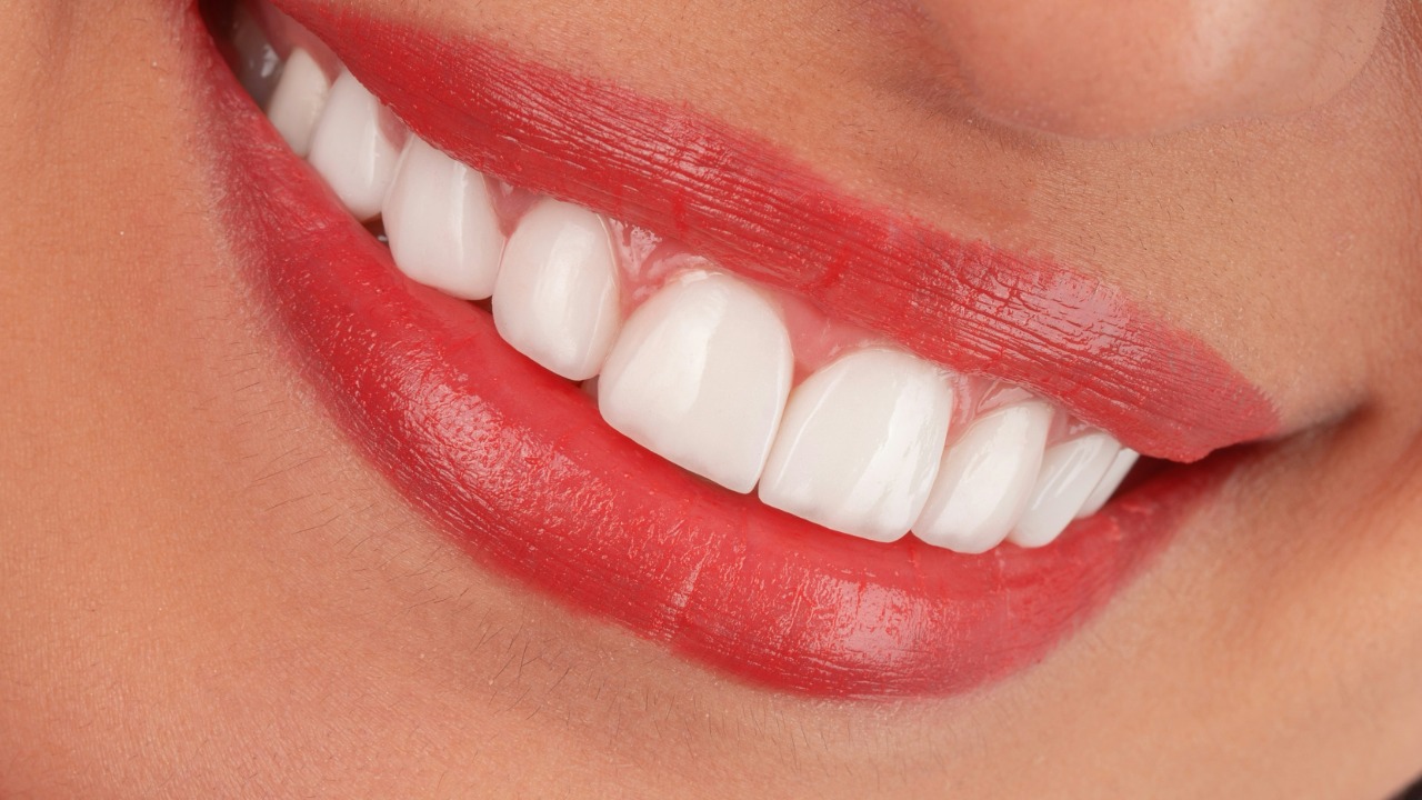 Vibrating tooth powder promises whiter teeth and enamel repair at the same time