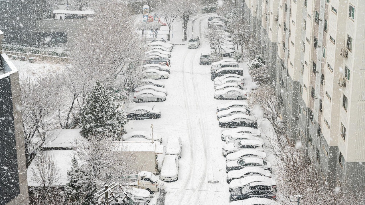 Powerful storm slams East Coast, burying cities not used to heavy snow