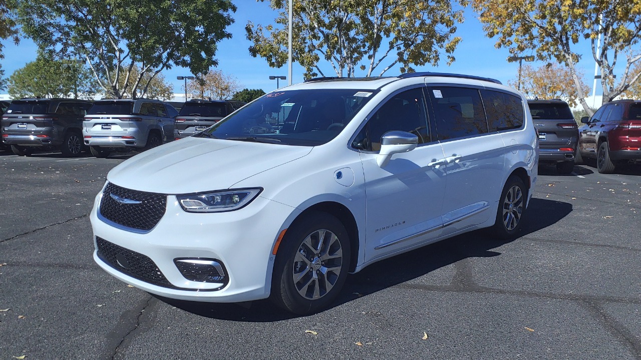 Chrysler Pacifica — Image Credit: HJUdall - CC0/Wiki Commons