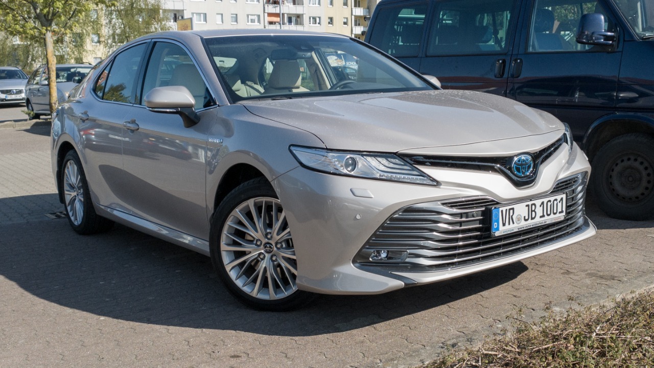 Toyota Camry Hybrid — Image Credit: Matti Blume - CC BY-SA/Wiki Commons