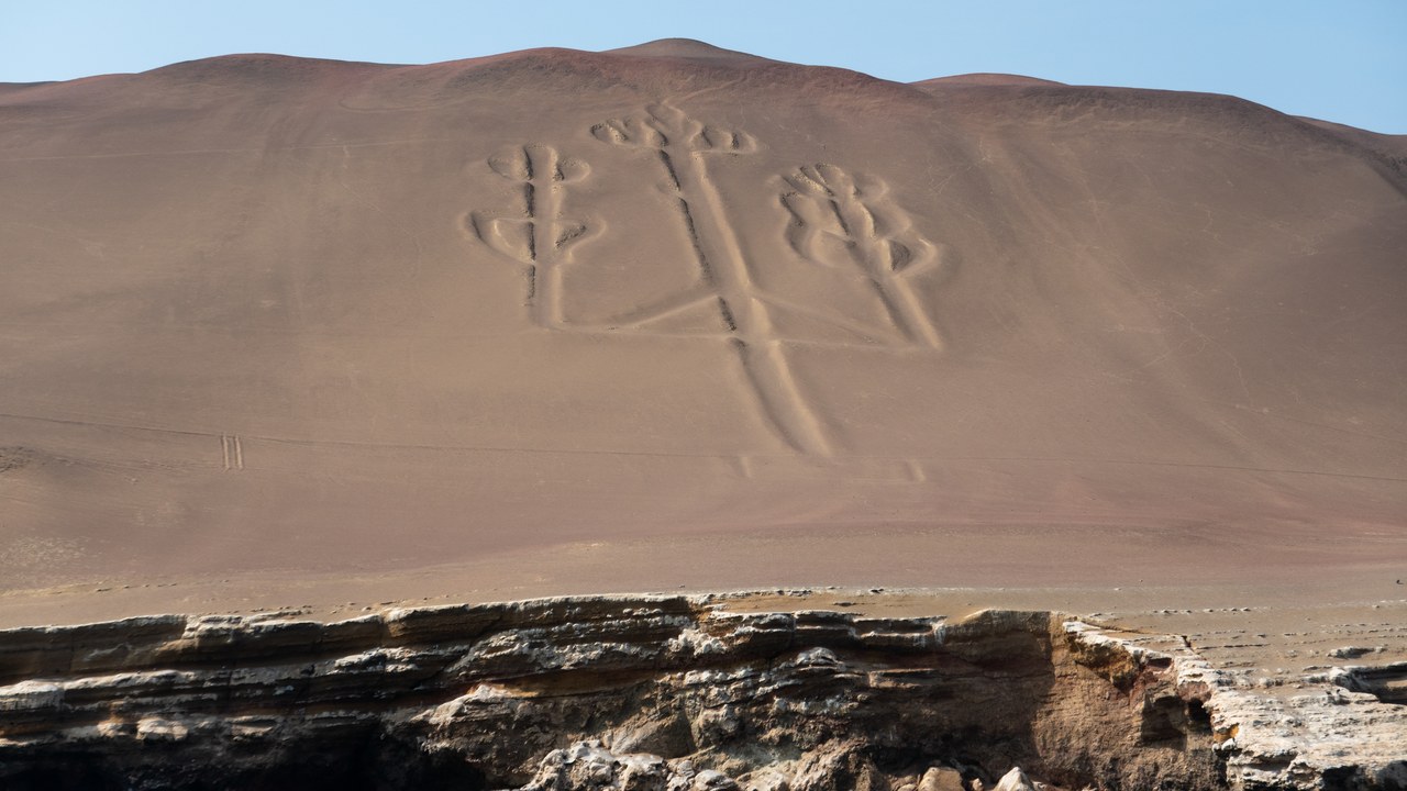 Paracas Candelabra — Image Credit: PsamatheM - CC BY-SA 4.0/Wiki Commons