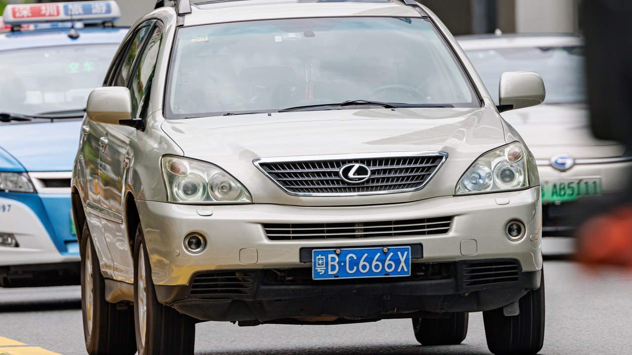 Lexus RX Hybrid — Image Credit: Dinkun Chen - CC BY-SA 4.0/Wiki Commons