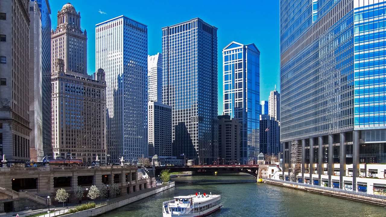 Chicago, Illinois — Image Credit: File:Chicago River ferry.jpg: John Picken derivative work: Georgfotoar - CC BY 2.0/Wiki Commons