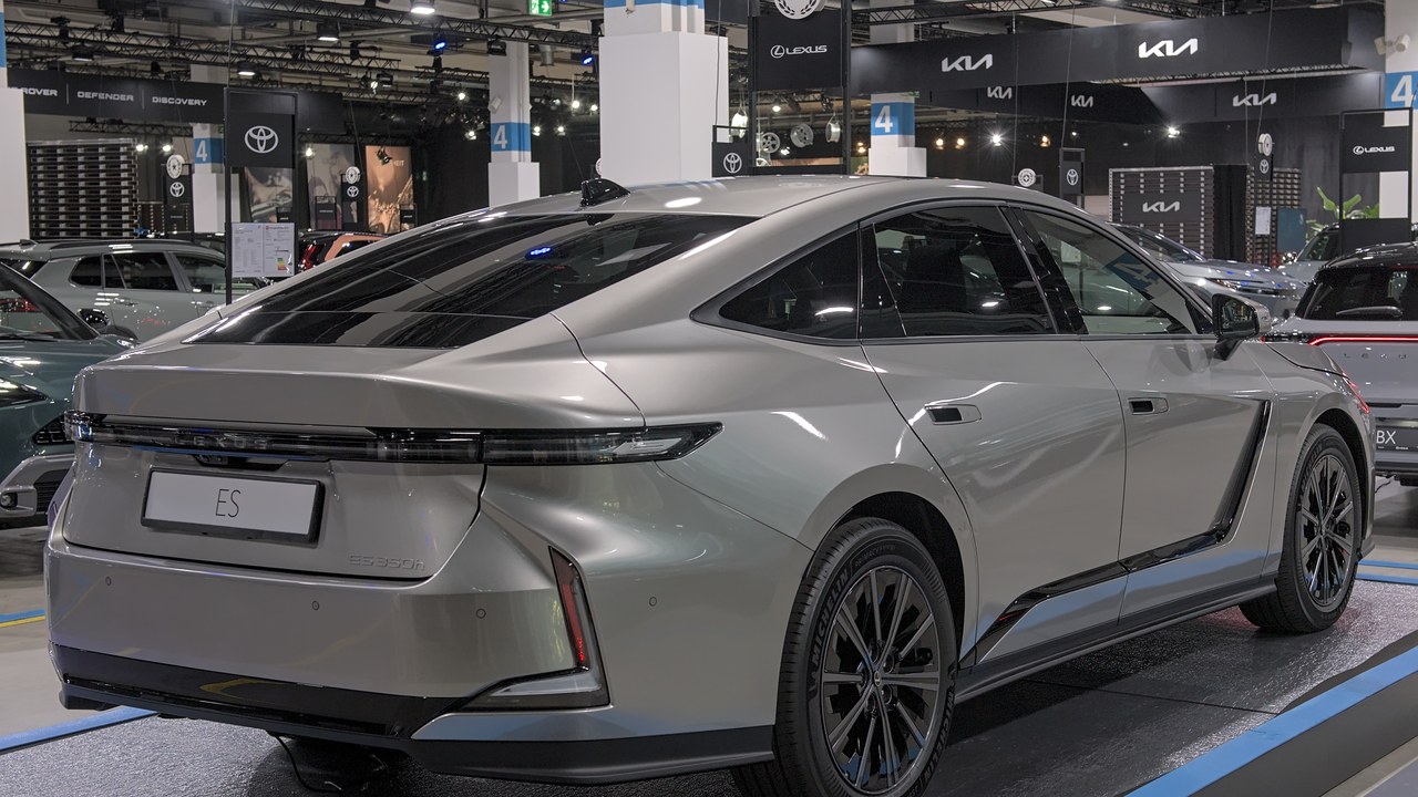 Lexus ES 350h — Image Credit: Alexander Migl - CC BY-SA 4.0/Wiki Commons