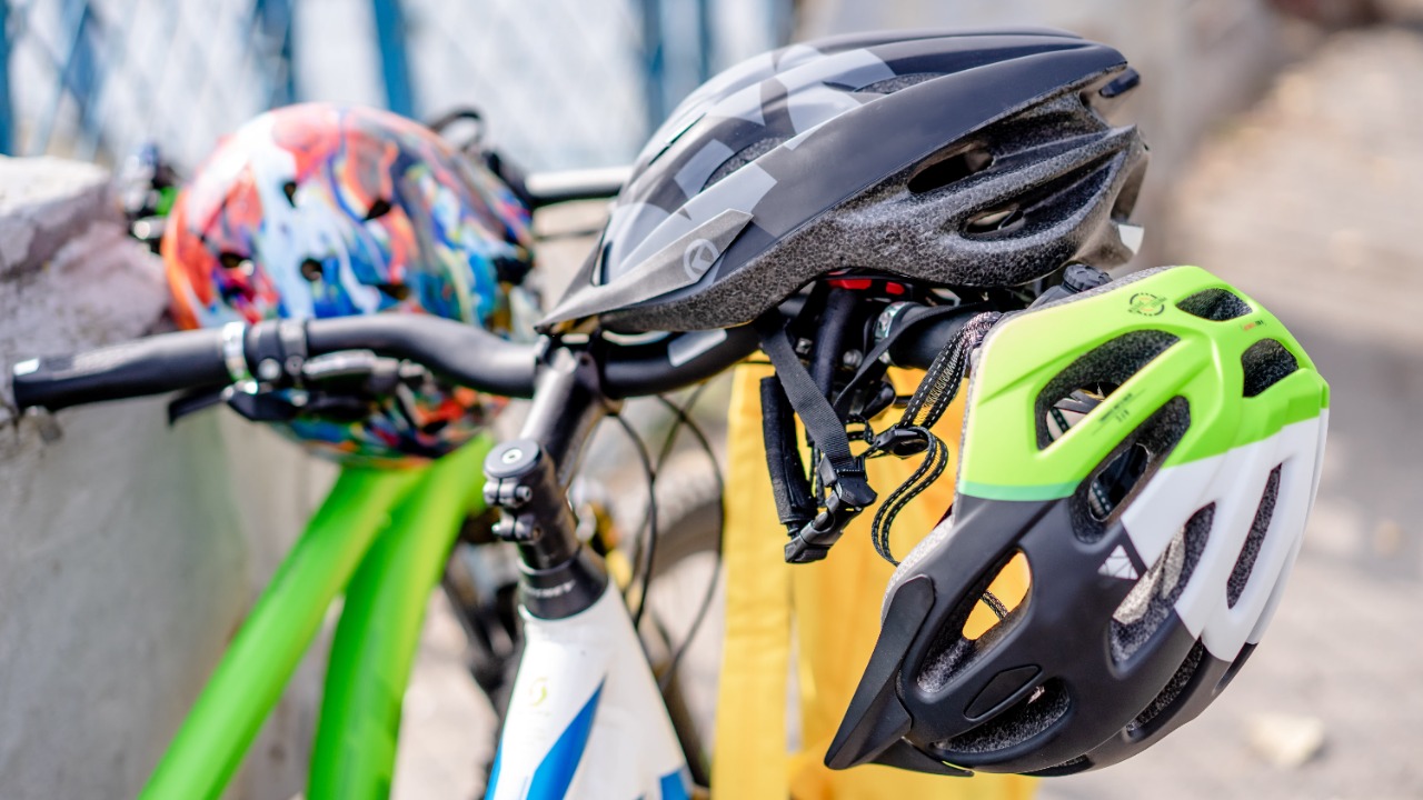 5Color children's bicycle helmet and pads sets — Image Credit: Atlantic Ambience/Pexels
