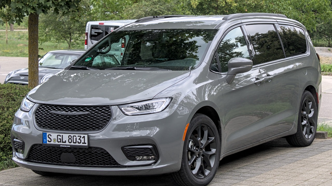 Chrysler Pacifica — Image Credit: Alexander-93 - CC BY-SA 4.0/Wiki Commons