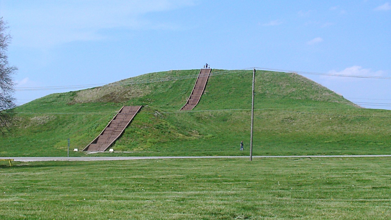 Monks Mound, Cahokia (Illinois) — Image Credit: Skubasteve834 - CC BY-SA 3.0/Wiki Commons