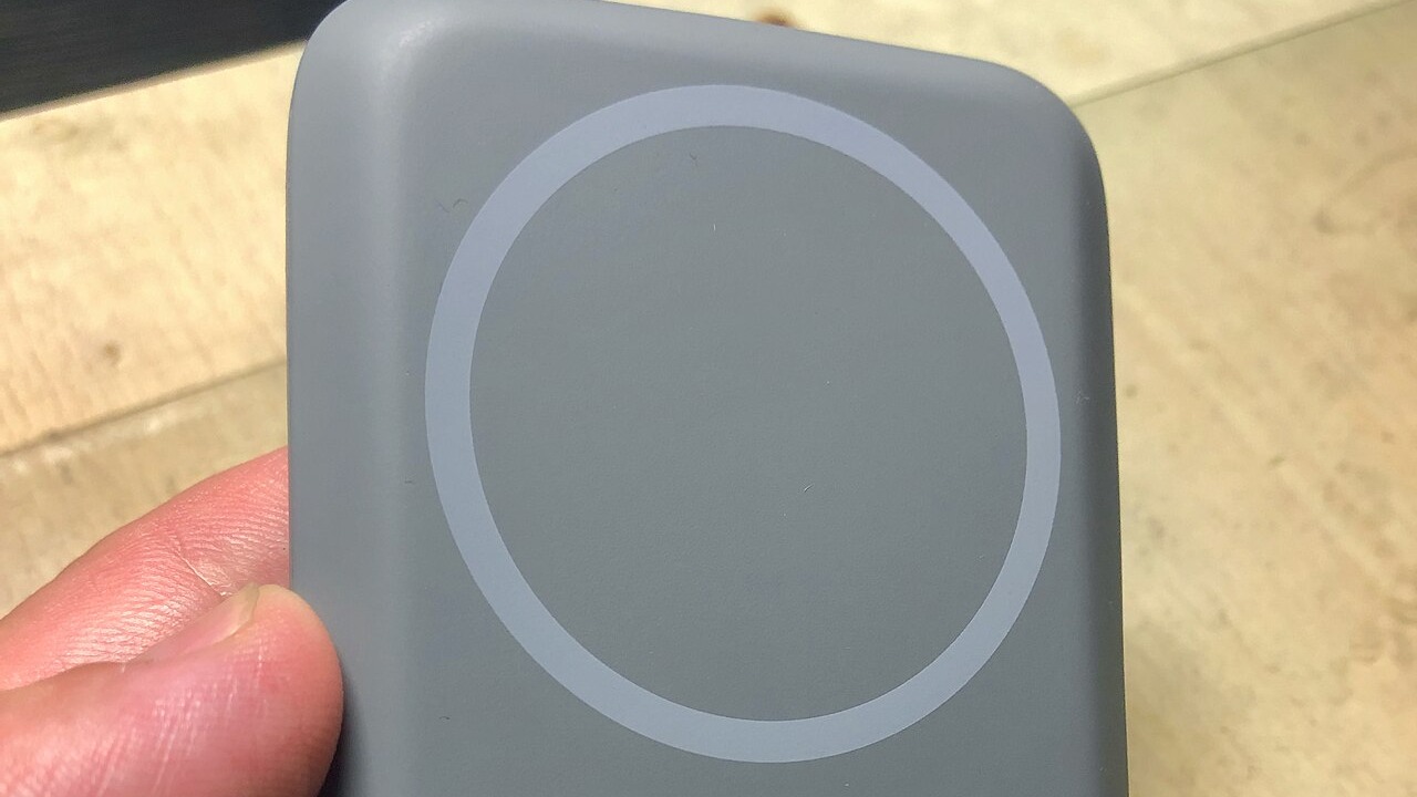 iPhoneのMagsafeに対応したQi充電のスマホスタンドにもなるモバイルバッテリー。