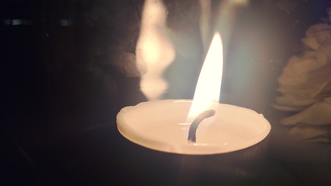 JINHEZO LED tea lights — Image Credit: Lolavies - CC BY-SA 3.0/Wiki Commons