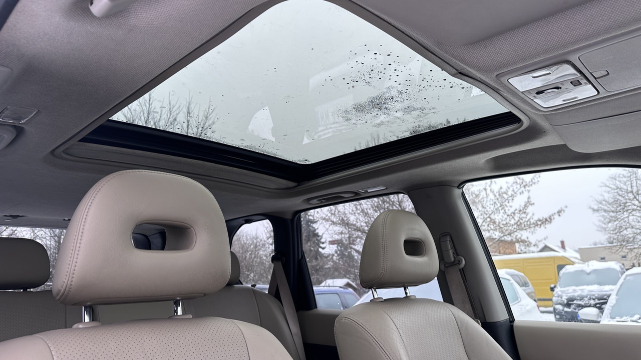 Panoramic sunroof — Image Credit: Acgskup - CC BY 4.0/Wiki Commons