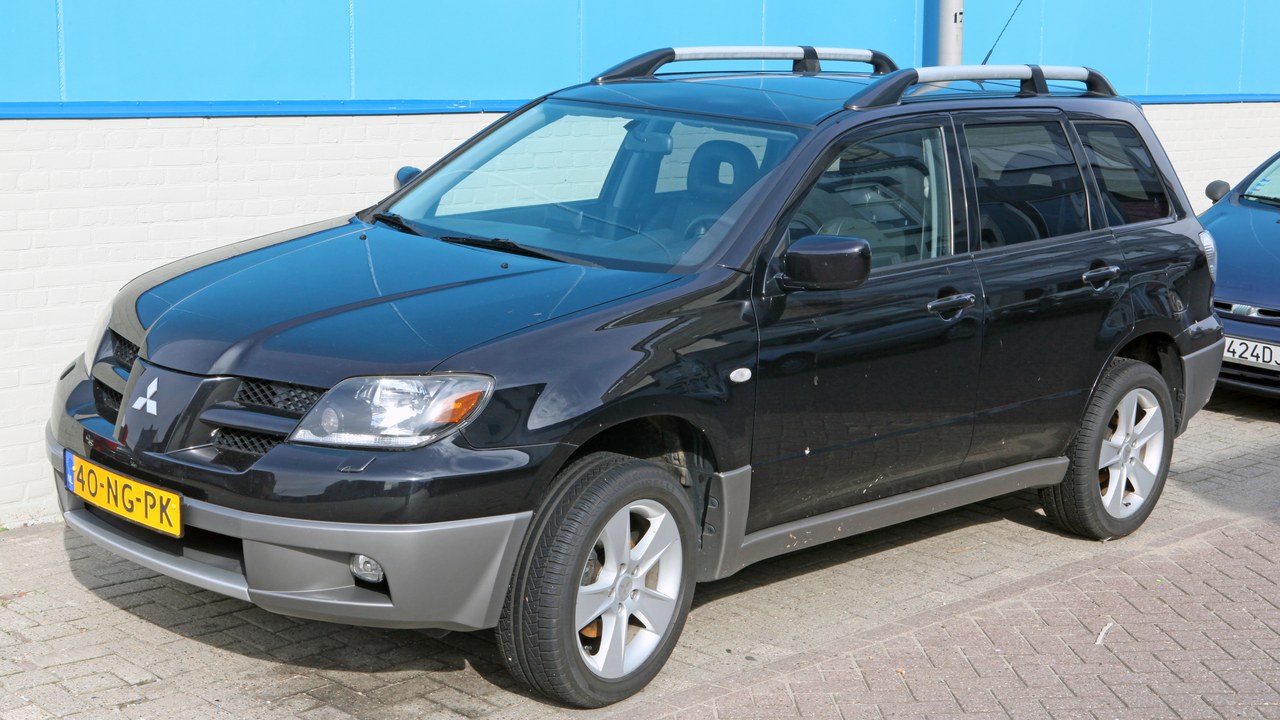 Mitsubishi Outlander — Image Credit: free photos & art - CC BY 2.0/Wiki Commons