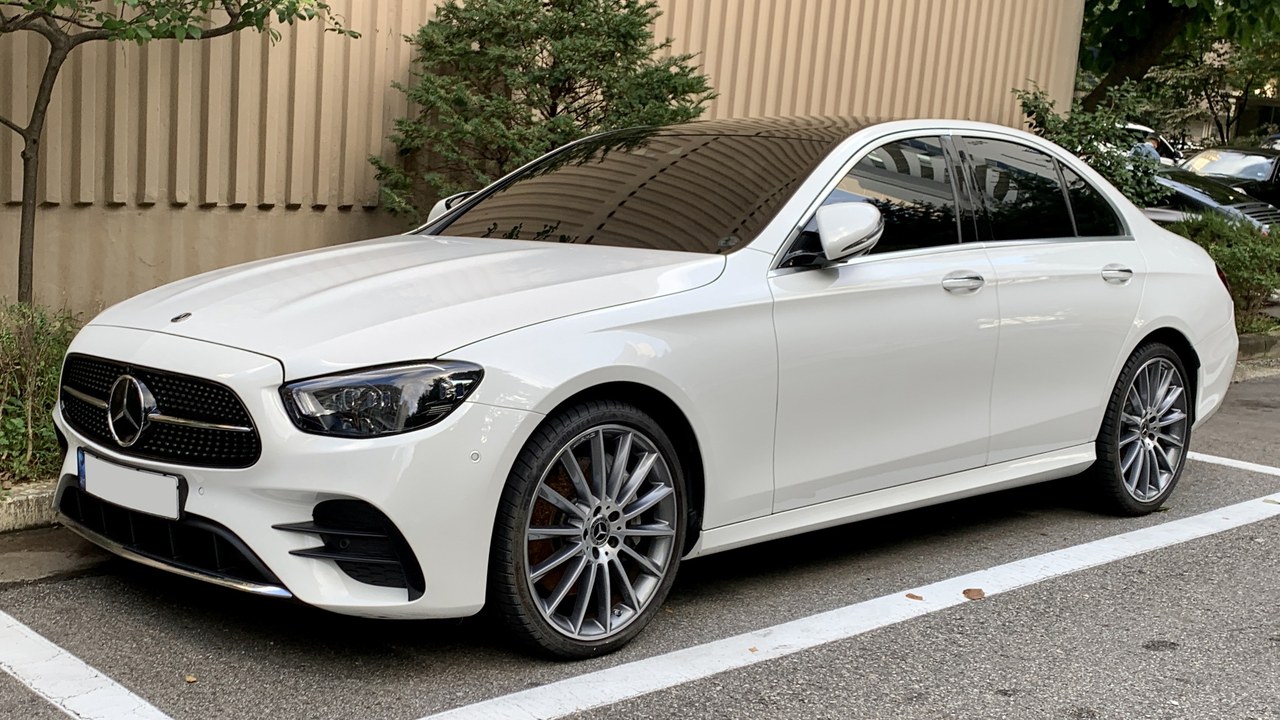 Mercedes-Benz E-Class — Image Credit: Benespit - CC BY-SA 4.0/Wiki Commons