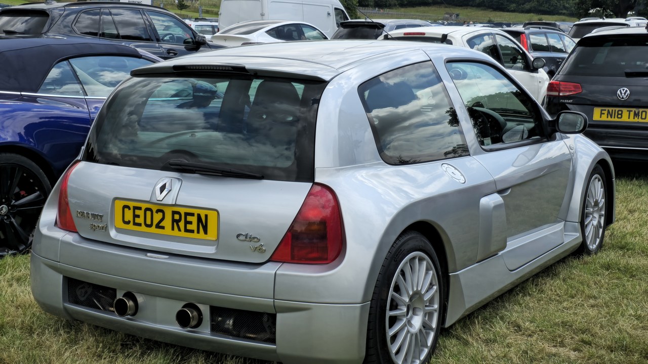 Renault Clio V6 — Image Credit: Calreyn88 - CC BY-SA 4.0/Wiki Commons