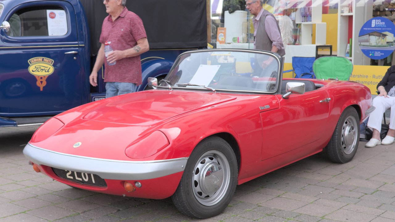 Lotus Elan — Image Credit: Aethonatic - CC0/Wiki Commons